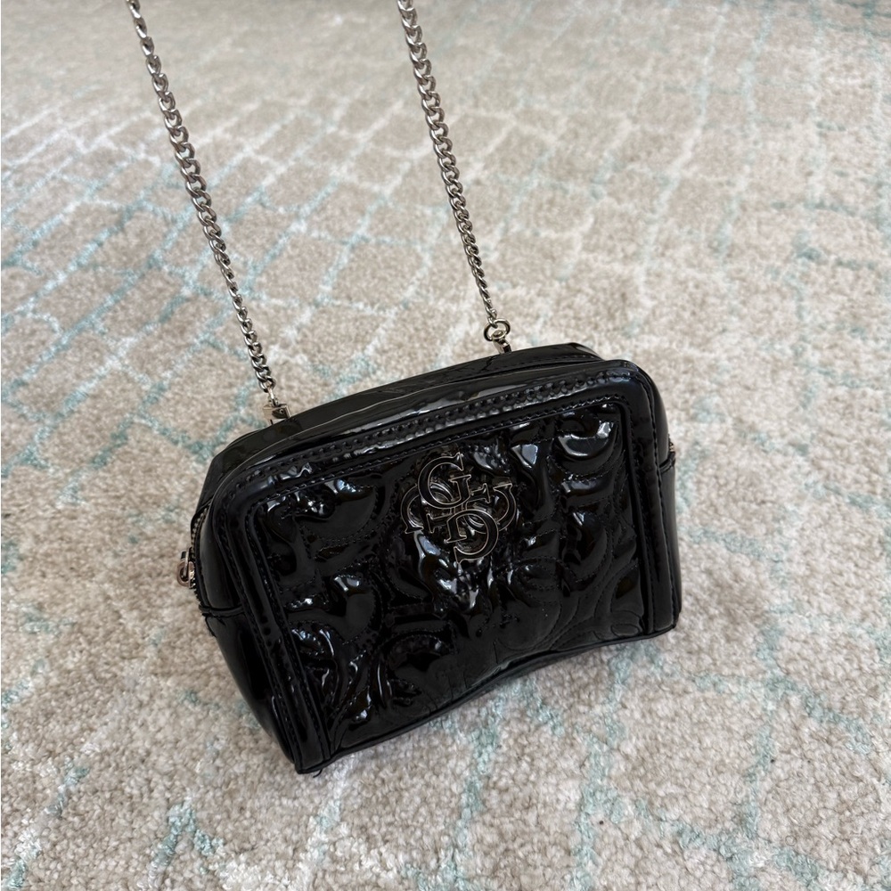 Black guess bag.